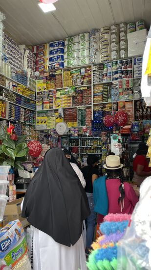 Und auf dem Weg zurück ins Hostel wollen wir noch Wasser kaufen. Unglaublich was in diesem Laden alles so drin ist.  - Wasser gab es auch.