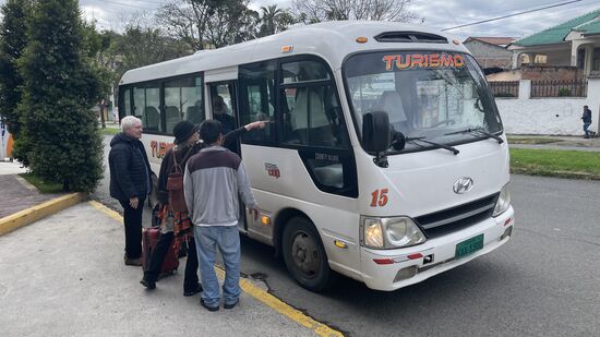 Der Bus ist ebenfalls schon da und es werden schon mal die Plätze zugewiesen.