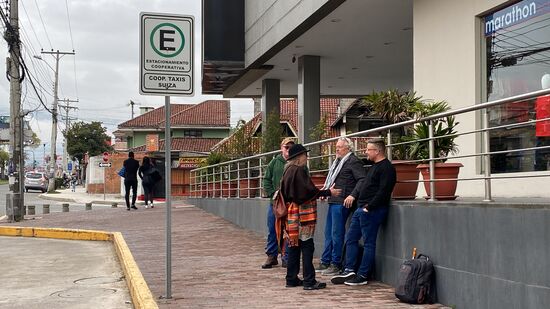 Die „Chefin“ und einige der Fans sind schon da.