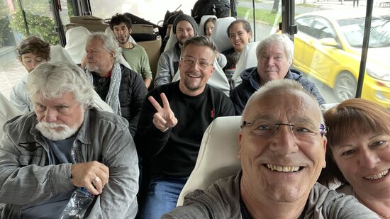 Eine lustige Truppe. Bandmitglieder und Fans gehen auf die Reise nach Amato. Alle verstehen sich auf Anhieb.