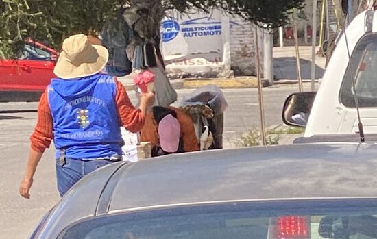 Beim Durchqueren der Dörfer sehen wir immer wieder fliegende Händler. Hier gab es Eis in allen Variationen. Da wir aber zeitlich keinen Spielraum haben, gibt es keinen Stop.