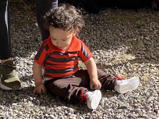 Der kleine Mann zählt erst einmal die Steine, während Daddy das Schlagzeug aufbaut.