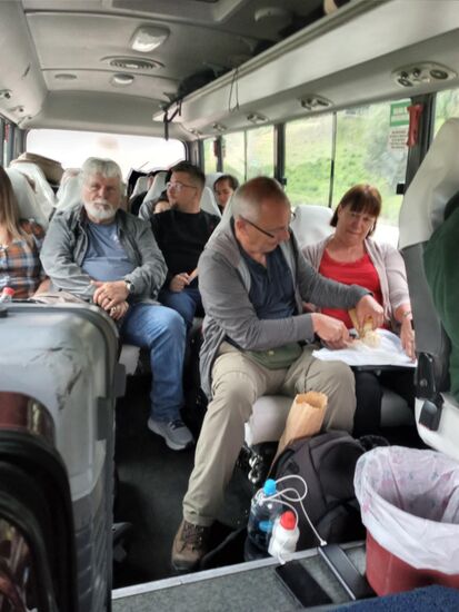 Stattdessen gibt es Brot mit Teewurst und Leberwurst. Die Freude ist riesengroß und im Nu ist das Brot weggeputzt.