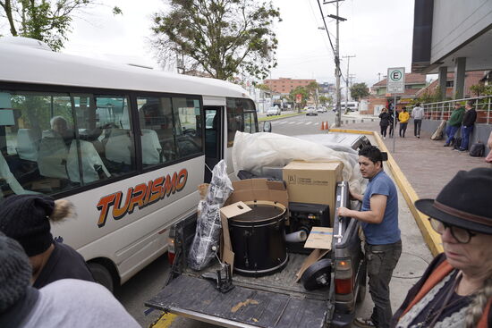Mit etwas Verspätung kommt dann das Equipment der Band. Und das soll alles noch in den Bus? Und 15 Personen + Fahrer??