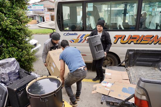 Und was nicht durch die kleine Heckklappe passt, wird von vorne in den Bus gebracht.