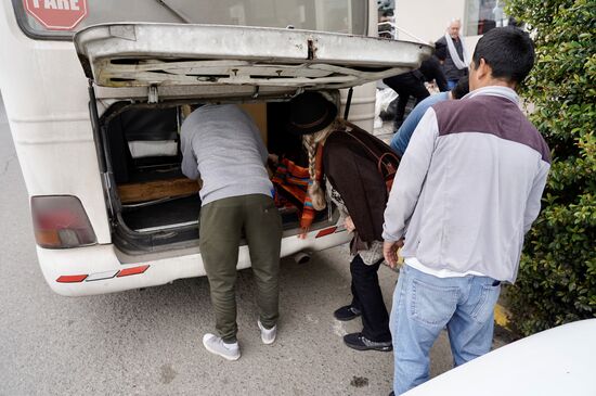 Claudia ist auch hier in ihrem Element. Und zeigt den Jungs, wie gepackt werden muss. Der Busfahrer hält sich erst einmal zurück.