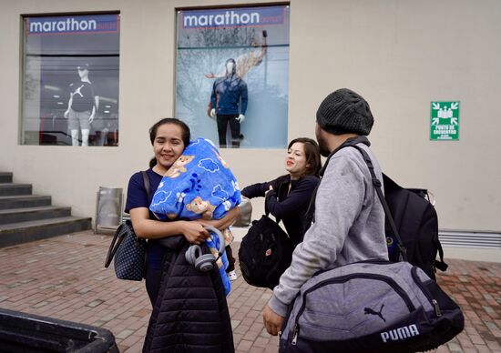 Einige Bandmitglieder bringen ihre Familie mit. Der jüngste Fan ist gerade mal ein Jahr geworden und ist der Sohn des Schlagzeugers.