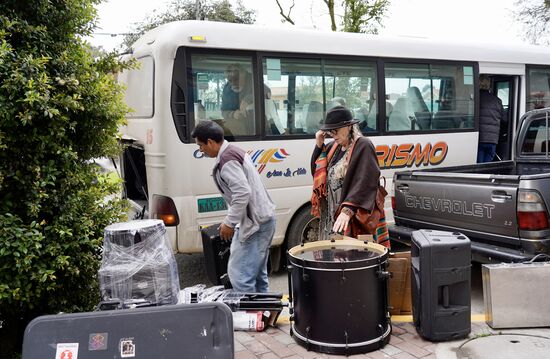 Jetzt legt auch der Busfahrer Hand an und Teil für Teil wird verstaut.