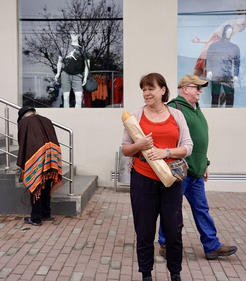 Ich war inzwischen beim Bäcker und habe ein Brot gekauft, damit wir unterwegs unsere Leber- und Mettwurst schmieren können