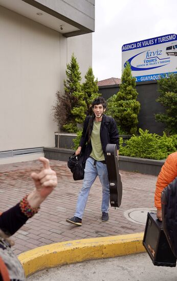 Und das trudelt dann auch das letzte Bandmitglied ein. Einige weitere Bandmitglieder fahren mit einem Linienbus voraus. Sie sind seit (hoffentlich) 1,5 Stunden unterwegs und werden zeitgleich mit uns ankommen.