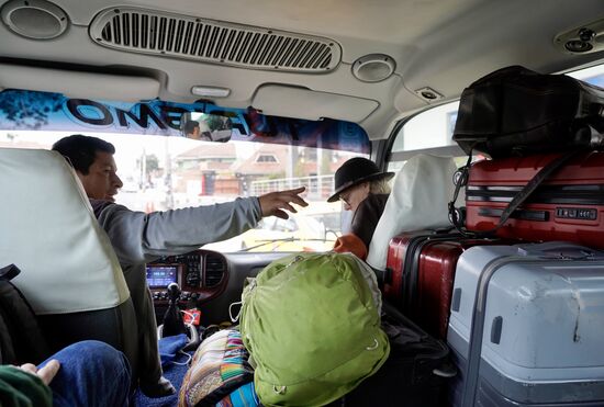 Das letzte Gepäck ist verstaut. Jeder Quadratzentimeter wird belegt.