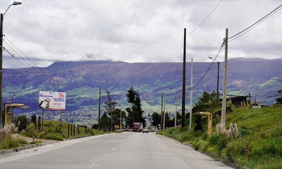 Insgesamt sind wir 6 Stunden unterwegs. Es geht durch die ecuadorianischen Anden - mit vielen Kurven und Steigungen.