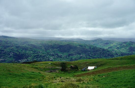 Landschaftlich ist es unbeschreiblich schön. Es dauert nicht lange und wir erreichen die Gipfel der Anden, die zum Teil im Nebel liegen. Zwischendurch regnet es auch mal, aber die Sonne kommt schnell wieder.