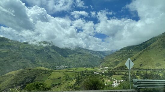 Immer höher hinaus. Unser kleiner Bus hat zu kämpfen, teilweise geht es nur im Schritttempo vorwärts.