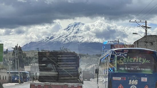 Voraus der Chimborazo - er ist 6.268 Meter hoch und ständig mit Eis und Schnee bedeckt.