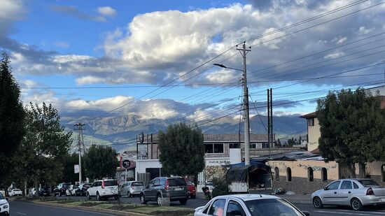 Auch hier haben wir eine tolle Aussicht auf die Berge. Ehrlich gesagt: das ist auch so das einzig attraktive an dieser Stadt.