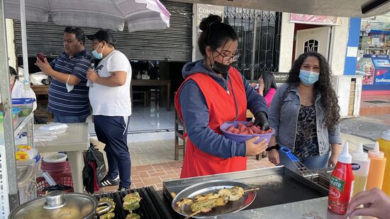 Wir machen Halt an einem Food-Stand und lassen uns Spieße zubereiten. Alles wir frisch gegrillt, alles sieht lecker aus (und wie sich danach rausstellt) und schmeckt ganz toll.