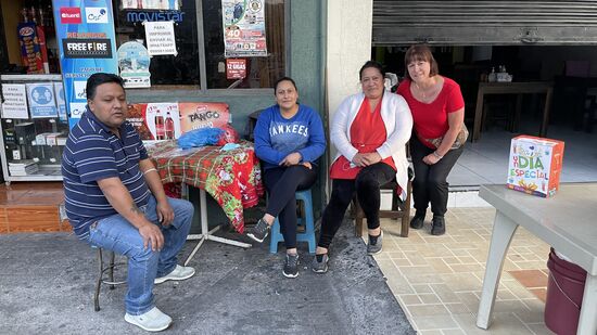 Hier scheint die Ganze Familie das Geschäft zu betreiben. Direkt wollte man Bilder mit uns machen.