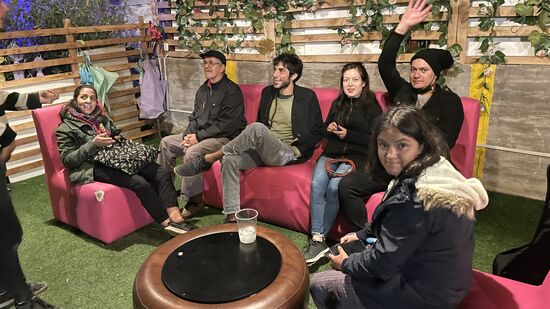 Hier chillt die Band noch und wartet auf den Beginn.