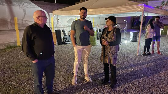 Düstere Gesichter bei Claudia, dem Betreiber (Mitte) und Tom. Die Polizei ist gekommen und sagt die Veranstaltung ab. Anwohner haben sich beschwert, dass immer viele Gäste an ihre Häuser pinkeln. Es kommen dann noch zwei Vertreterinnen der Stadt und es wird hitzig diskutiert. Die Polizei räumt den Biergarten, während weiter verhandelt wird. 
Er gibt eine Betreiberlizenz, aber die Ordnungshüter lassen sich nicht beirren. Irgendjemand kommt dann auf die Idee, man mache einfach eine private Veranstaltung aus dem Abend und man nehme keinen Eintritt.
Dagegen hatten die Vertreterinnen der Stadt und die Polizei keine Einwände.
Die Damen schwingen sich mit auf die Motorräder der Polizei und verschwinden.
Verschwunden sind mittlerweile auch die meisten der Besucher.