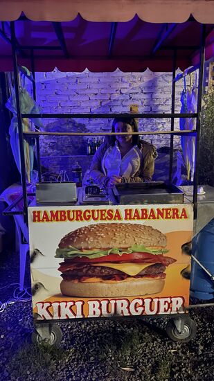 Und der Burgerstand hat auch nichts zu tun. Für alle, die noch da sind, gibt es jetzt Burger und Hotdogs gratis.
