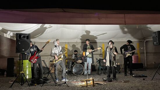 Die Band tritt trotzdem auf und gibt ihr Bester.