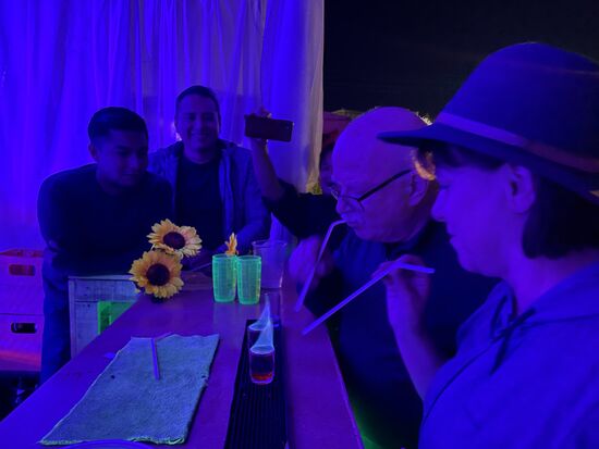 Und natürlich wurde abseits der Bühne der eine oder andere Shot geschlürft.