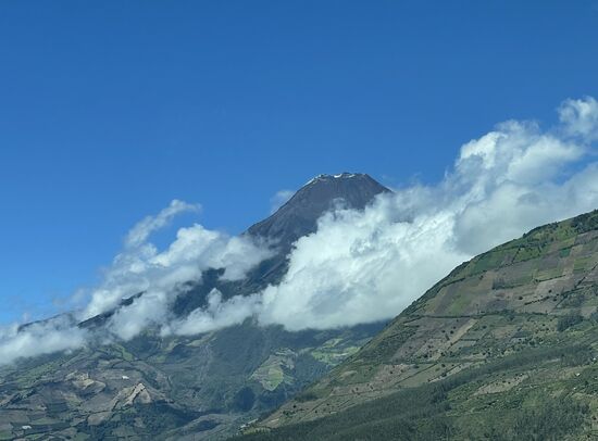 Auf geht es jetzt nach Banos. Knapp 1,5 Stunden Fahrt - durch eine atemberaubende Bergwelt. Hier voraus einer der 5 Vulkane dieser Gegend: der Tungurahua. Es handelt sich hier um einen aktiven Vulkan, der zuletzt 2015 ausgebrochen ist.