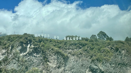 Wir nähern uns Banos - ein hübsches Örtchen hoch in den Bergen - aber auch sehr touristisch.