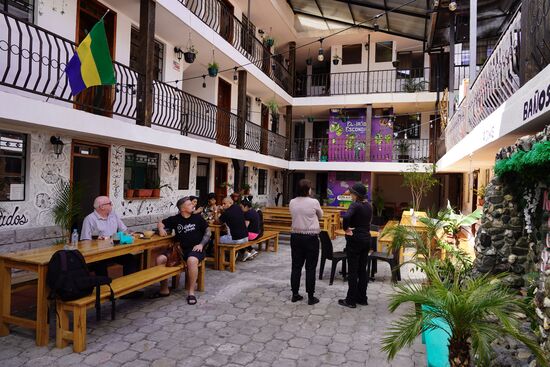 Wir fahren zum Soma Beergarden - mitten in der Stadt gelegen. Ein großer Innenhof als Biergarten, mit Restaurant und einem Hostel drum herum.