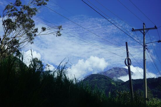 Claudia hat für denNachmittag noch einen Ausflug hoch auf einen Berg organisiert. Von hier aus haben wir eine ganze tolle Aussicht auf die Bergwelt.