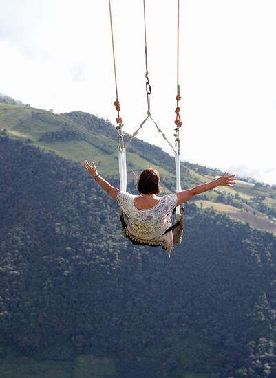 Und natürlich will ich auch noch schaukeln. Hups, da geht es aber tief runter!