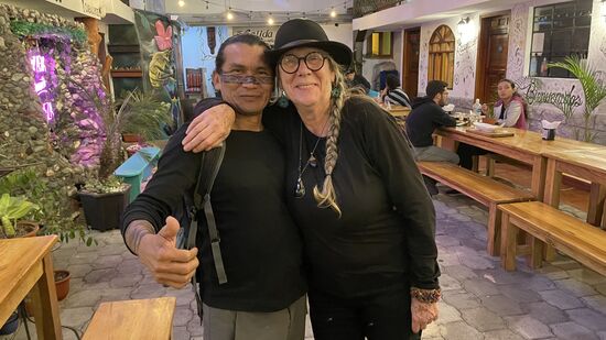 Heute Abend treffen sich dann endlich Claudia und Yaku. Sie kennen sich seit Jahren, aber sie haben sich bisher noch nie gesehen. Yaku ist der Guide, mit dem wir die Tour in den Dschungel machen. Claudia hat ihn uns empfohlen.