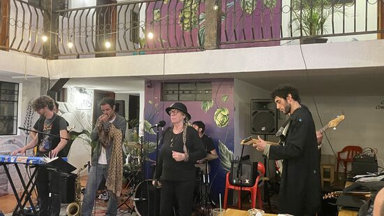 Die Show beginnt., Die Band ist gut drauf. Die Mitglieder wechseln sich ab, insgesamt spielen ca. 10 Musiker in der Band - nur nicht alle gleichzeitig.