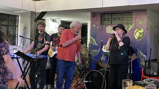 Und auch Beela bekommt seinen Einsatz - er gehört nicht zur Band, aber er ist mit Claudia befreundet. Immer wieder spielt und singt er mit der Band.