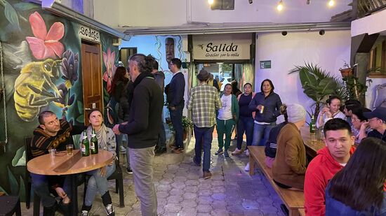 Heute sind viel mehr Leute da. Das freut uns natürlich für die Band.