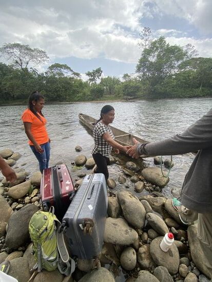 Nun muss alles auf dieses kleine, schmale Kanu??