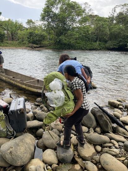 Ja, die Schwester Cassandra und Yakus Mutter helfen.