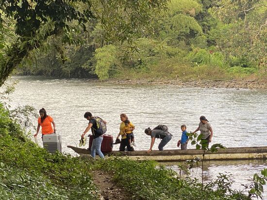Die Mutter schickt uns vor uns trockene und sie schleppen alles vom Boot- es sind auch noch andere Familienmitglieder dazu gekommen. Noch eine Schwester mit Mann und 2 Kindern