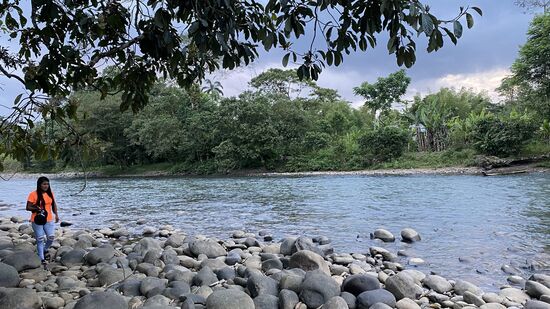 Nun müssen wir mit dem Boot wieder zurück- Cassandra stellt sich ans Uger und ruft nach Papa