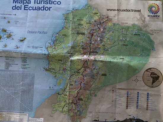 Hier erklärt uns Yaku unsere Tour- es geht weit in das Amazonasgebiet- weit weg von den üblichen Routen- weit weg von den Ecken wo es Guesthöuser und Lodges gibt- wir werden 6 Tage und 5 Nächte sehr spartanisch leben.
Fische fangen, auf offenem Feuer grillen und in Zelten schlafen