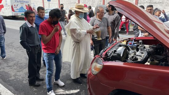 Ihr glaubt es nicht: aber hier werden die Autos- bzw. der Motor von einem Geistlichen gesegnet!!