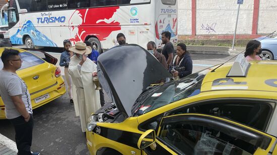 Das haben wir schon die letzten 2 Tage beobachtet, wollten es aber nicht glauben-
Nun kann Thomas auch ein paar Fotos davon machen- auch Taxen werden gesegnet. Der Geistliche geht jeden Tag von Auto zu Auto