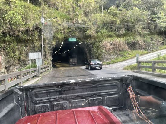 Die Tunnel hier sind sehr naturbelassen und es tropft viel Wasser von den Decken-