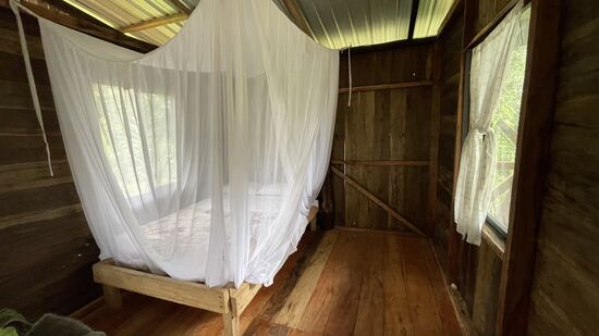 Unser Zimmer - hier „Cabin“ genannt- nur ein Bett, aber immerhin mit Moskitonetz
