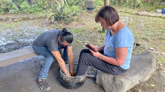 Ich bekomme noch ein heißes Fußbad mit Minzblättern gegen die Schmerzen, obwohl ich nichts mehr spüre