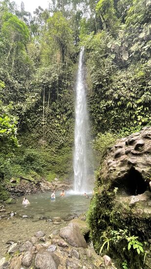 Nachmittags macht der Bruder von Yaku einen Ausflug mit uns zum Wasserfall