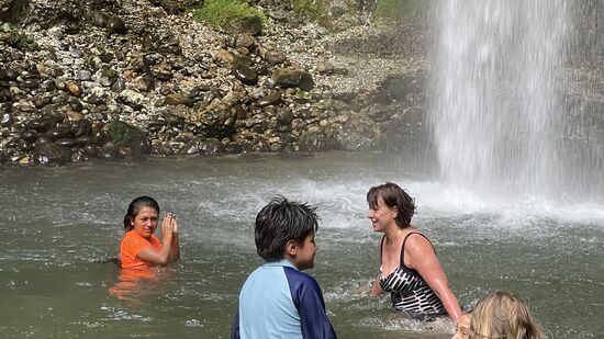 Es ist schwierig auf den Steinen ins Wasser zu gehen, nur weil mir Yakus Schwester Cassandra hilft, traue ich mich