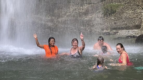 Jetzt stehen wir unter der Dusche