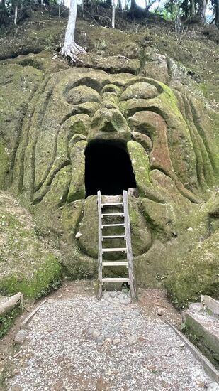 Besuch vom Indochuri- wir gehen durch das geöffnete Maul und innen sind alle 3 Gesichter durch Tunnel miteinander verbunden. Einen Tunnel kann man noch gehen
